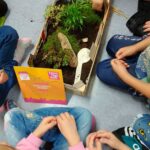 Workshop - Raum für Pflanzen ist für Kindergartenkinder, die eine kleine Stadt bauen